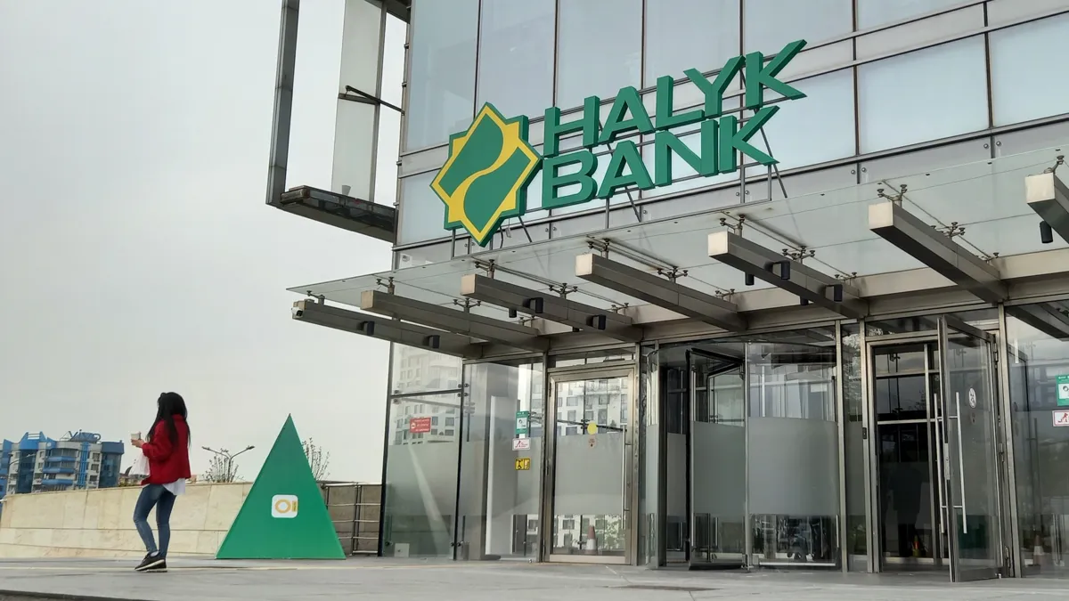 Офис Halyk Bank в Алматы, фасад с логотипом