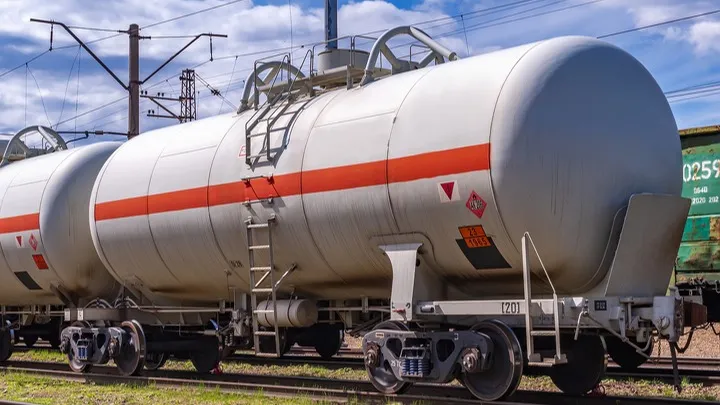 цистерны с нефтепродуктами на жд путях