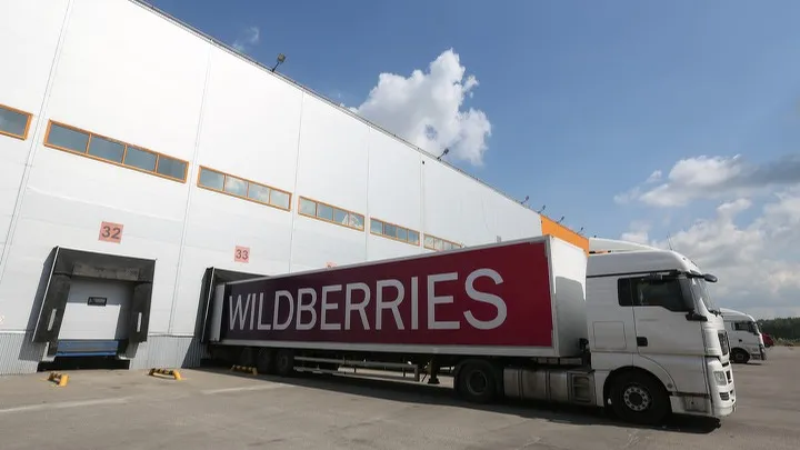Фургон с логотипом компании Wildberries