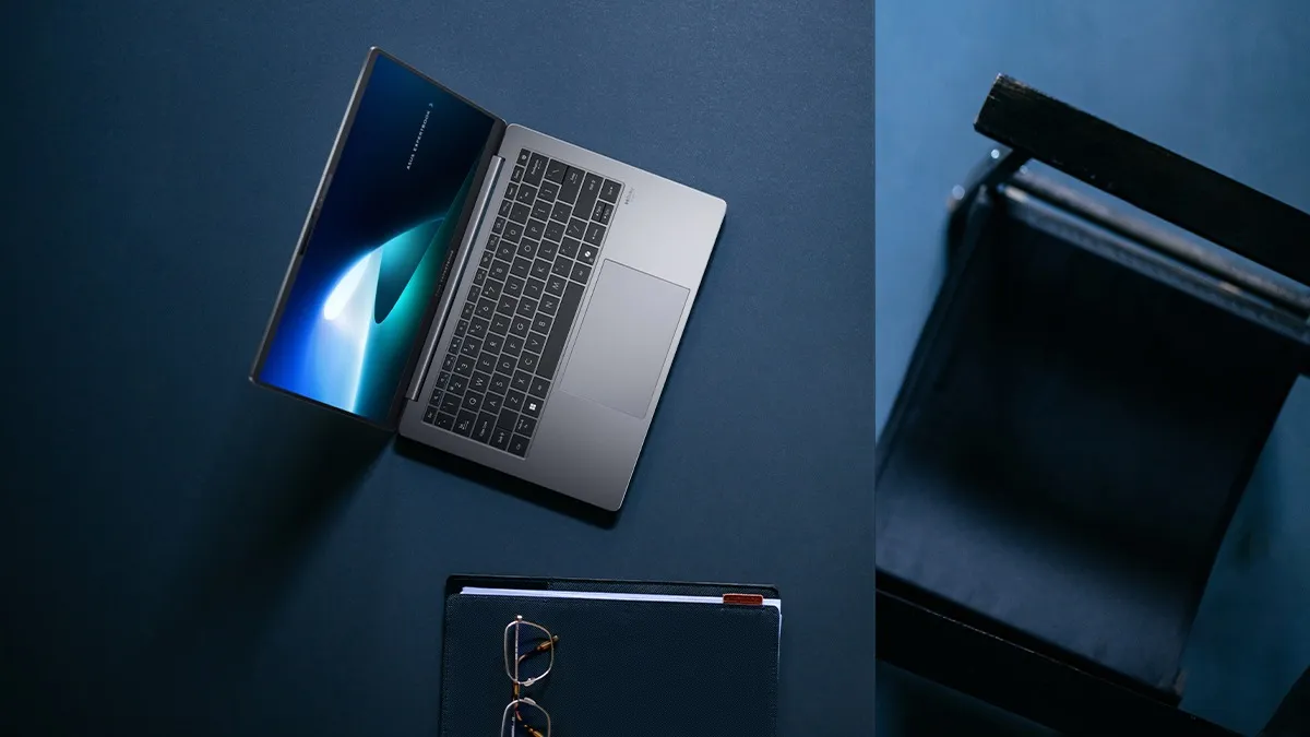 Новый ноутбук ASUS ноутбук ASUS, ежедневник, очки на столе