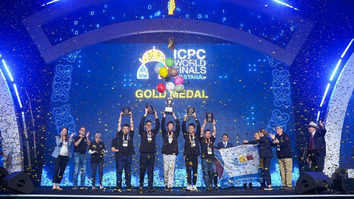 Чемпионы — команда Пекинского университета Победители чемпионата по программированию держат кубок