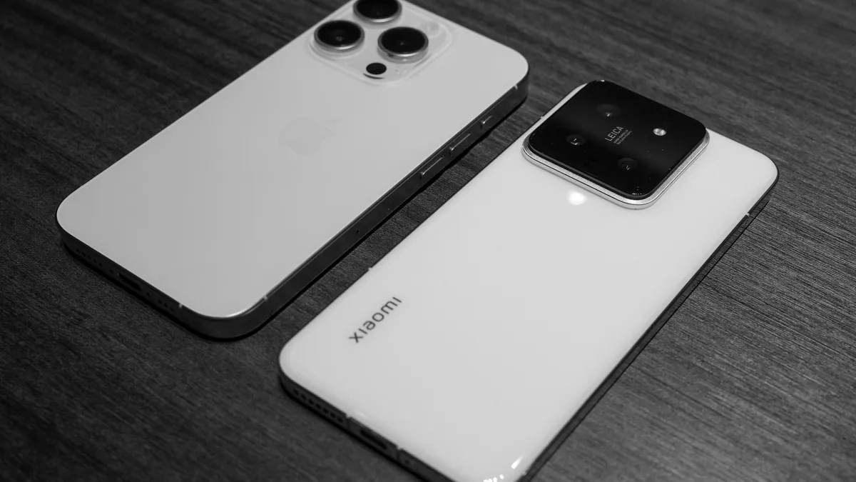 Xiaomi не снижает продажи в низком ценовом сегменте и одновременно захватывает премиум-уровни два смартфона Xiaomi обратной стороной