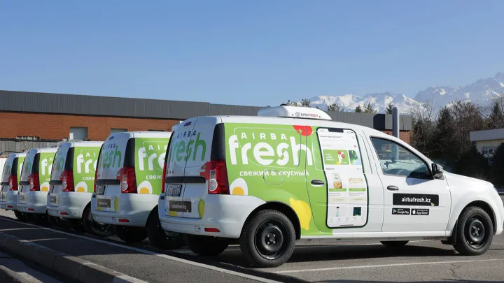 Экосистема Airba объединит несколько направлений Машины доставки Airba Fresh стоят в ряд, вид сзади сбоку