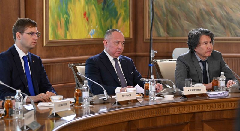 Алмас Султангазин (справа) на встрече президента РК Касым-Жомарта Токаева с бизнесменами в декабре 2023 года