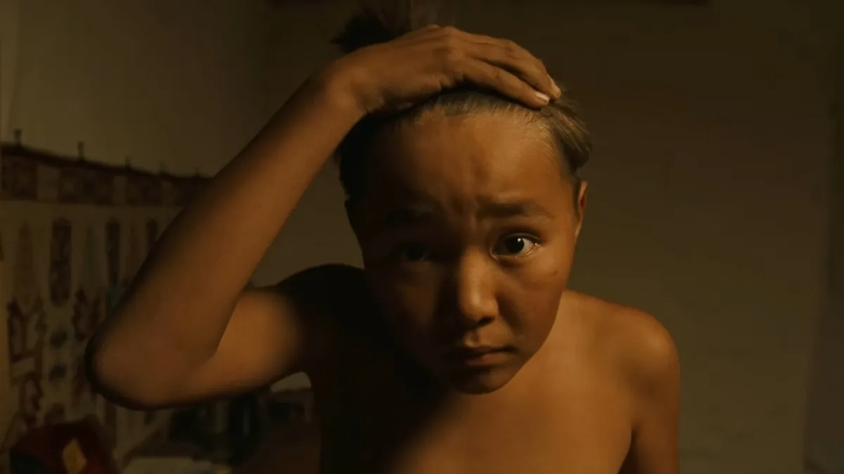 Кадр из фильма «Бауырына салу» Кадр из фильма «Бауырына салу», мальчик смотрит в зеркало