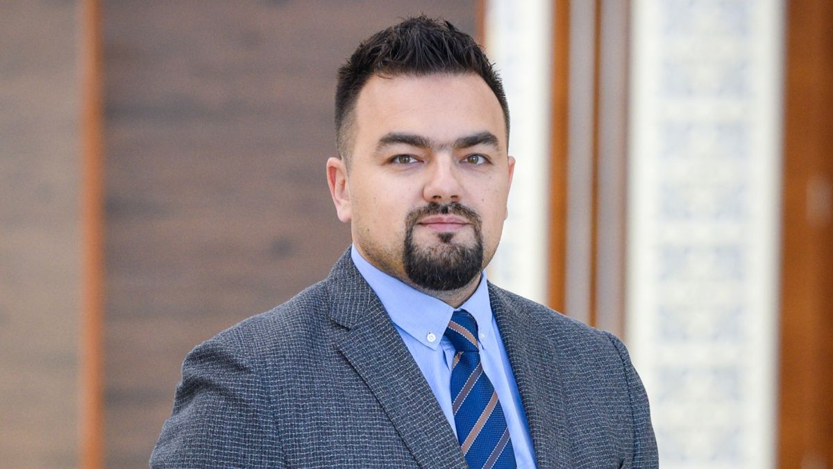 Руслан Жемков Руслан Жемков, мужчина в пиджаке и галстуке