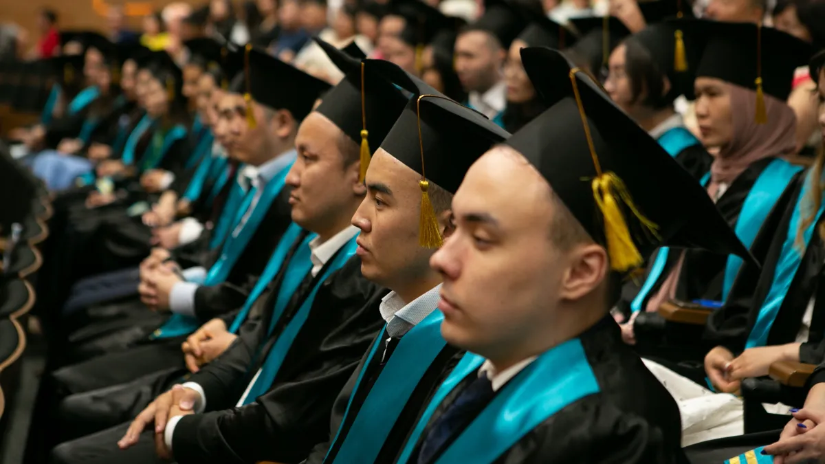 Выпускники программы MBA Бизнес-школы Университета Нархоз выпускник университета в академических шапках и мантиях