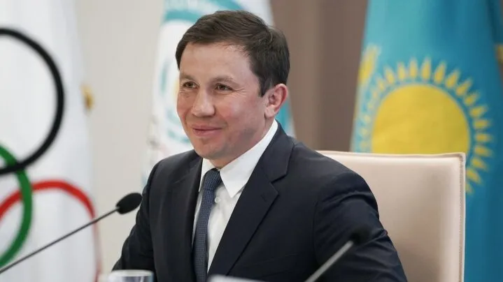 Геннадий Головкин, сидит на фоне флага Казахстана