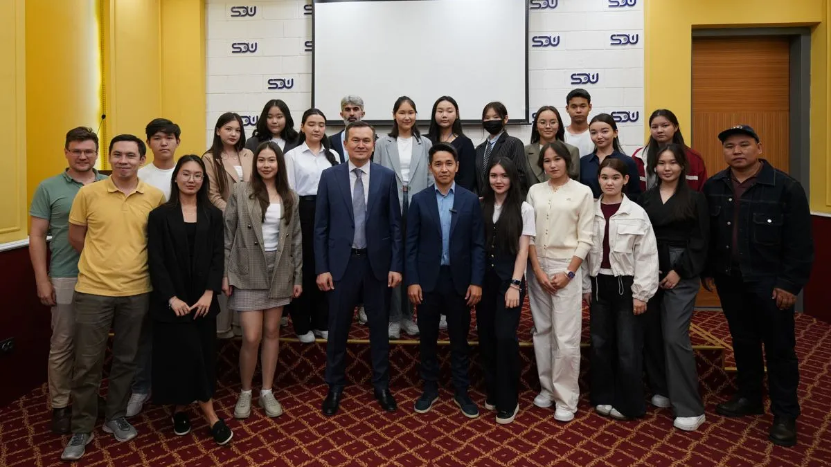 Айдос Жумагулов (в центре справа) с обладателями грантов в SDU На вручении сертификатов Freedom Grants