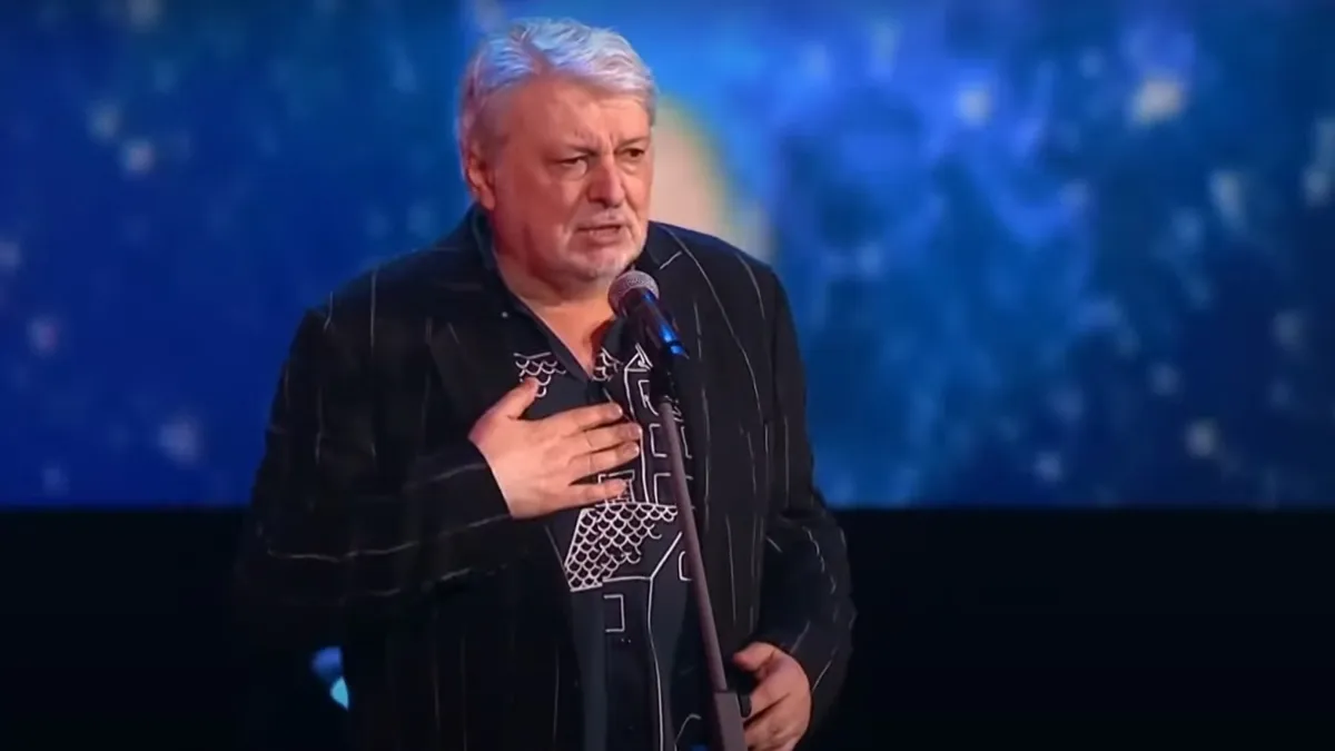 Вячеслав Добрынин на сцена поет