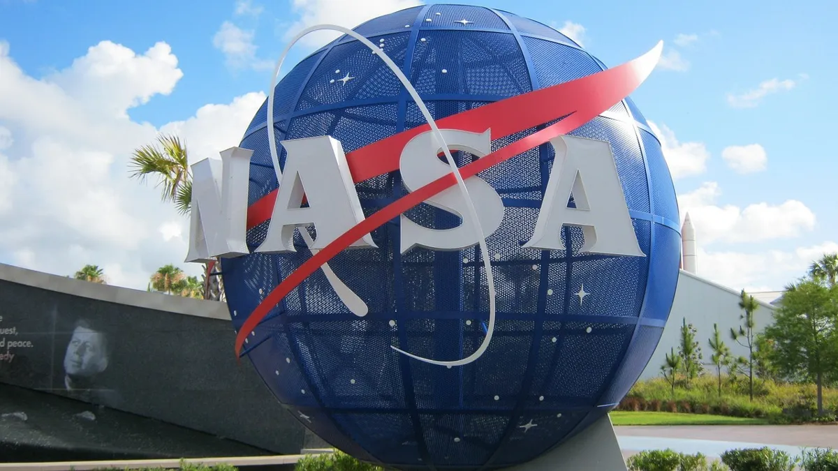 Глобус с надписью NASA