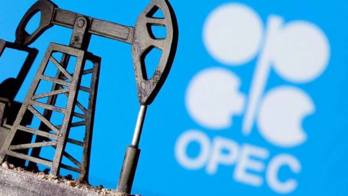 Качалка нефти на сине фоне с логотипом ОПЕК