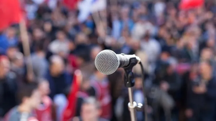 микрофон на митинге