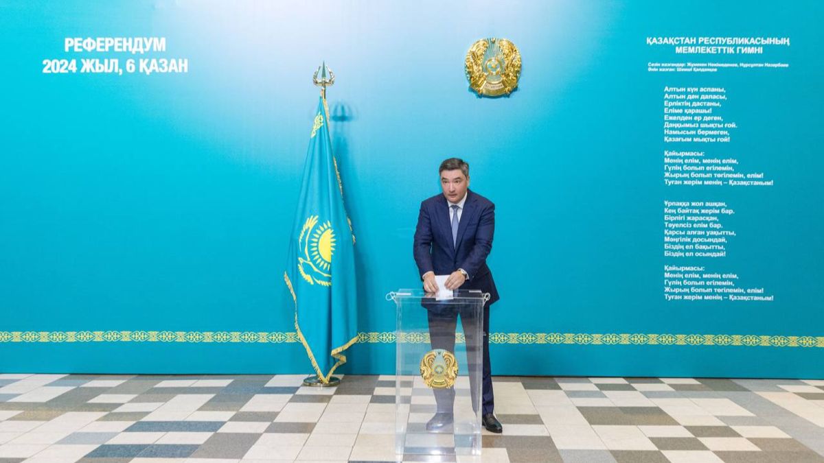 Премьер-министр РК Олжас Бектенов голосует на референдуме по АЭС