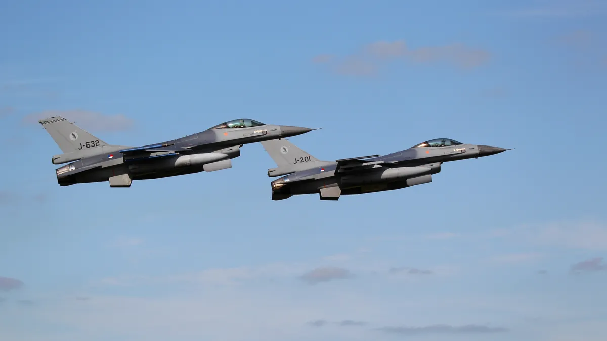 Два F-16 на авиашоу 17 сентября 2011 года близ Леэвардена в Нидерландах F-16
