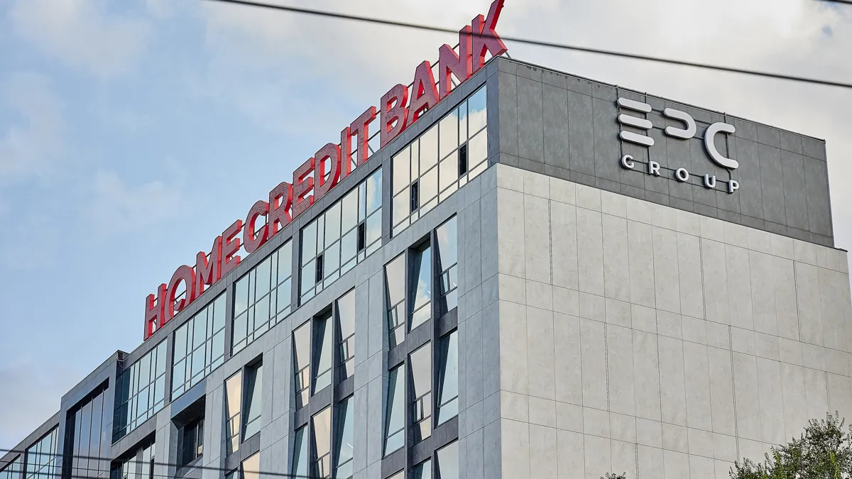 Здание штаб-квартиры банка Здание офиса Home Credit Bank с логотипом