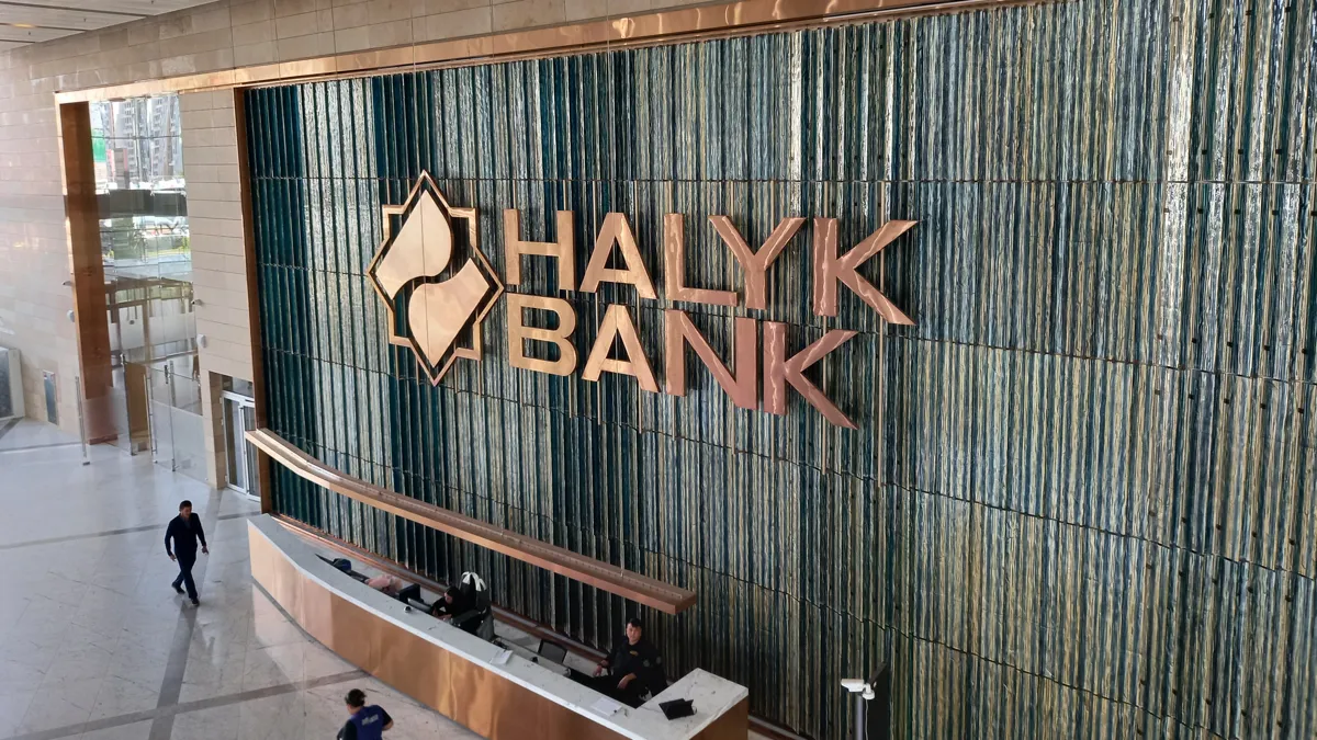 Вывеска Halyk Bank в офисе банка в Алматы