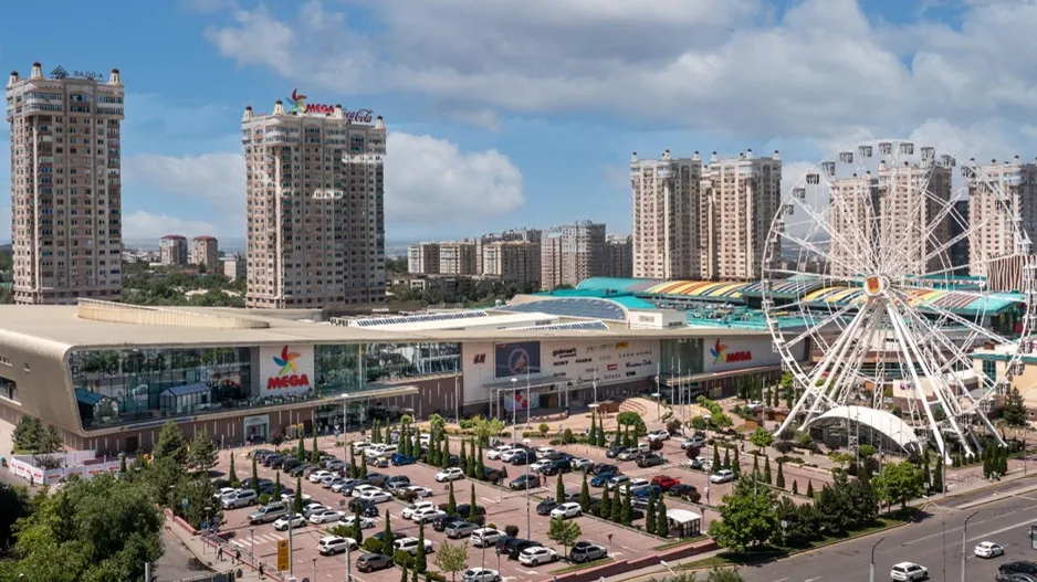 Вид на MEGA Alma-Ata и колесо обозрения