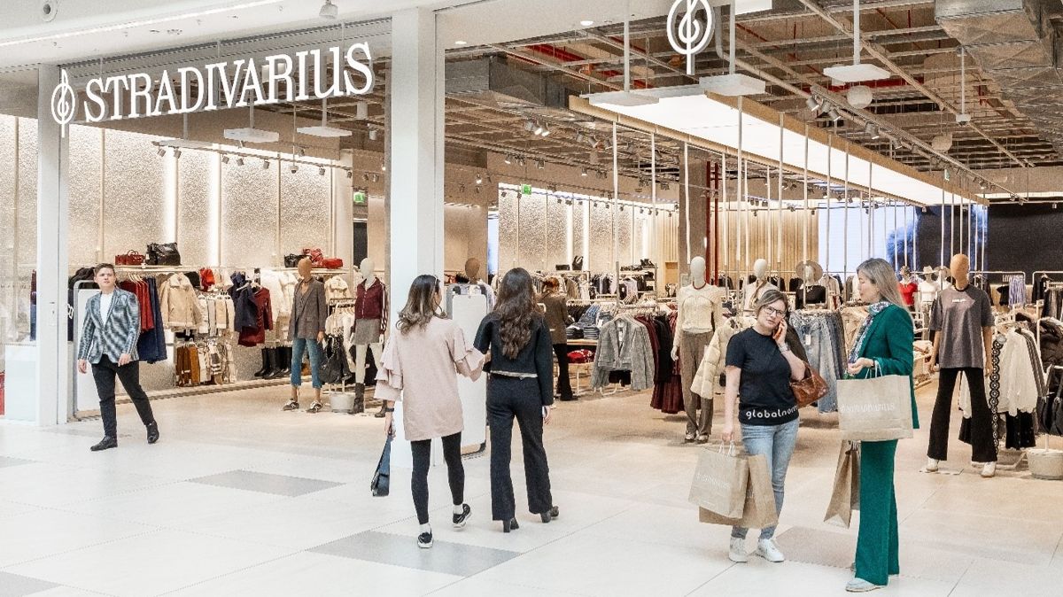 У одного из магазинов MEGA Stradivarius