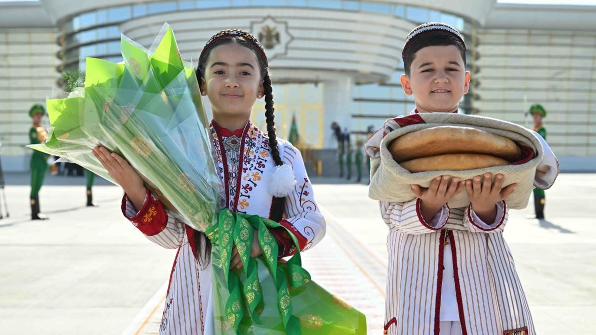 Дети поднесли Токаеву цветы и хлеб Дети туркмены с цветами и лепешками, аэропорт Ашхабада