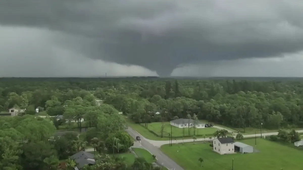 Ураган на фоне неба