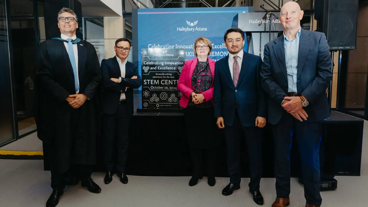 Слева направо: Джон Коулз, директор Haileybury Astana; Данияр Турсункулов, финансовый директор группы компаний «Верный Капитал»; Кэти Лич, посол Великобритании в Казахстане; Жаслан Мадиев, министр цифрового развития РК; Йен Хант, председатель попечительского совета школ Haileybury в Казахстане Слева направо: Джон Коулз, директор Haileybury Astana; Данияр Турсункулов, Кэти Лич, Жаслан Мадиев; Йен Хант, председатель попечительского совета школ Haileybury в Казахстане