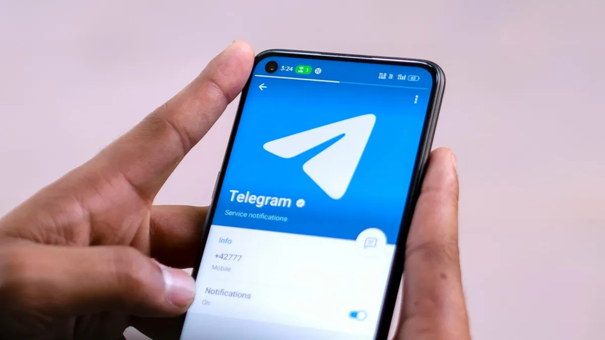 Логотип Telegram на экране смартфона