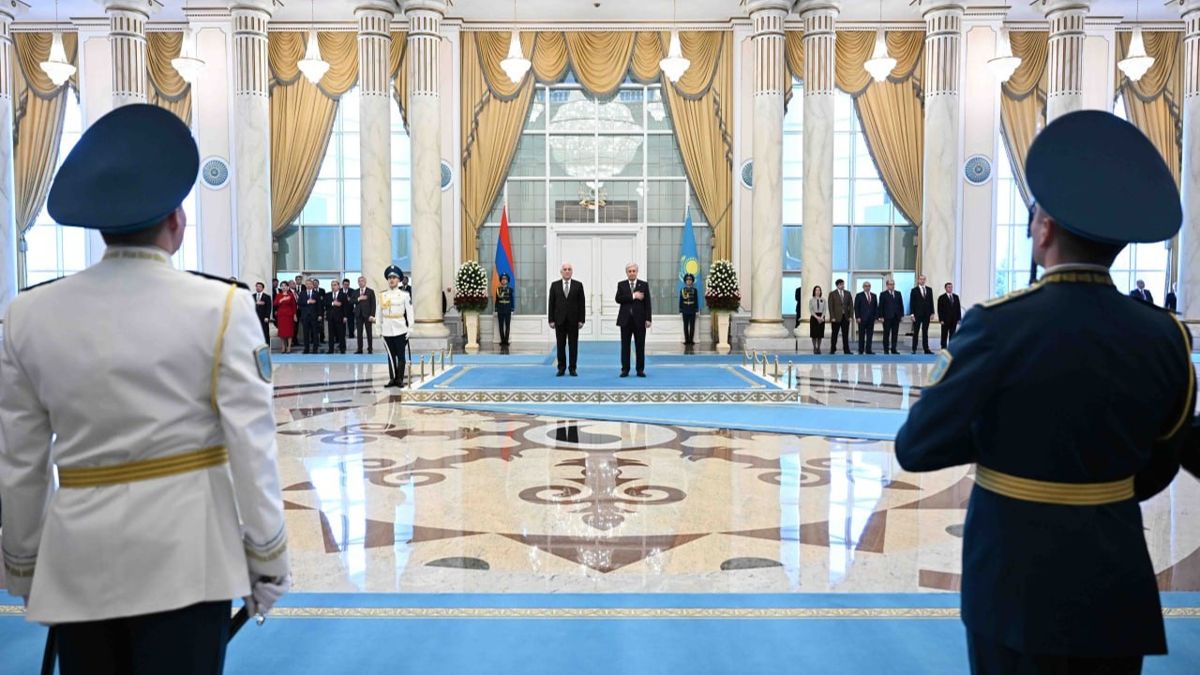 Токаев и президент Армении Хачатурян, торжественная встреча