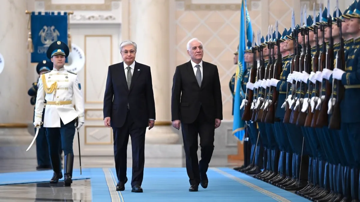 Касым-Жомарт Токаев и Ваагн Хачатурян, президент Армении