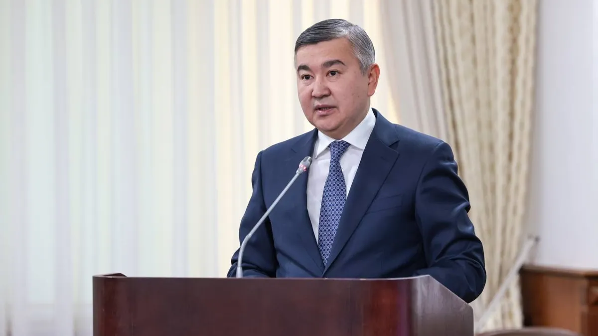 Нурлан Байбазаров за трибуной