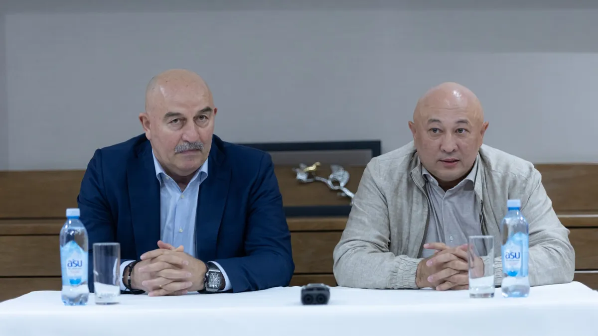 Станислав Черчесов и Адилет Барменкулов за столом