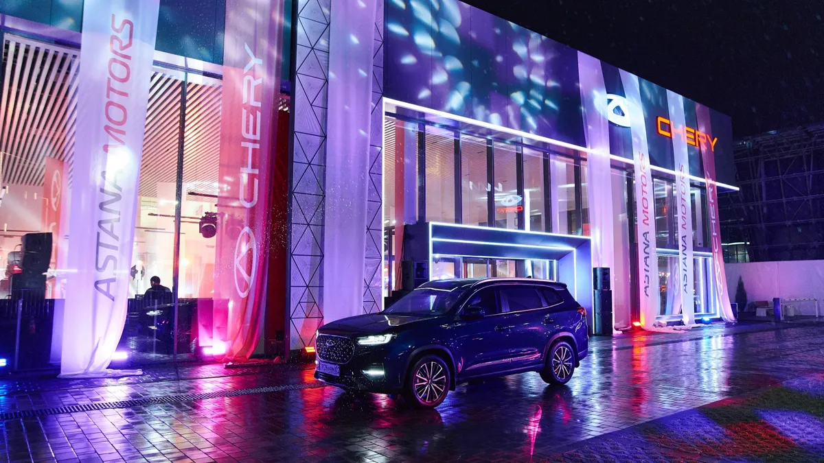 Автосалон Chery Автосалон Chery, с подсветкой, ночью