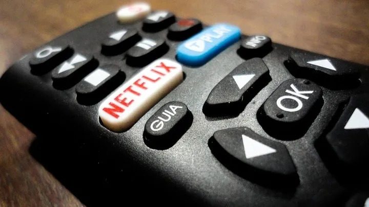 пульт от телевизора с надписью Netflix