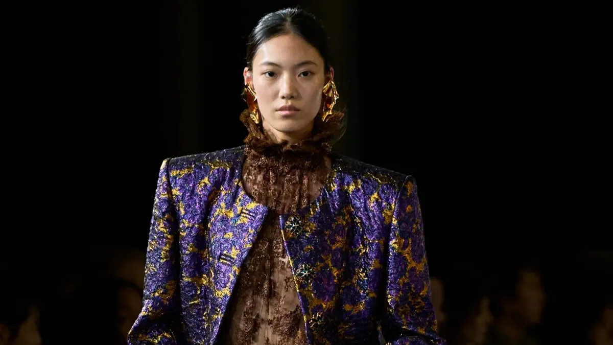 Модель Saint Laurent Модель Saint Laurent, азиатка в цветном жакете