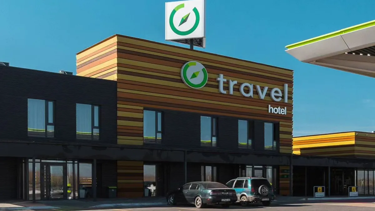 Отель Compass Travel, фасад, вид сбоку