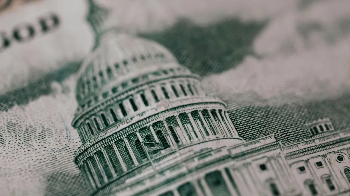 Центральный банк США недавно снизил процентные ставки на 0,5% - после того, как годовой уровень инфляции в США в августе 2024-го составил 2,5% за 12 месяцев Купюра доллара