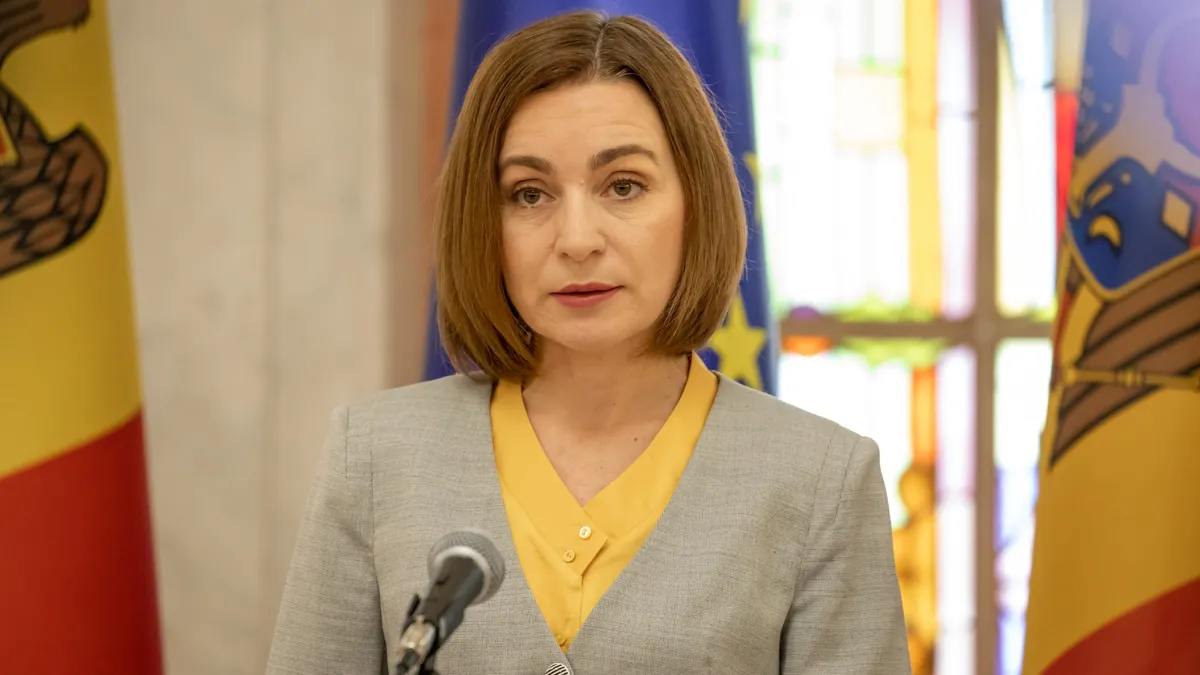 Майя Санду, президент Молдовы, перед микрофоном
