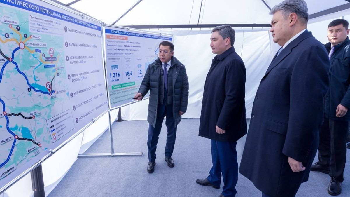 Премьер-министр Олжас Бектенов и аким ВКО Ермек Кошербаев Олжас Бектенов и Ермек Кошербаев смотрят на схему бухтарминского моста