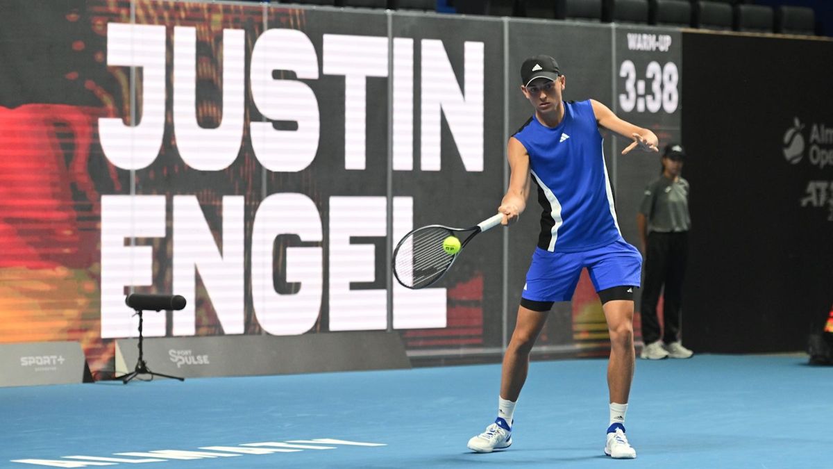 17-летний Юстин Энгель – открытие международного теннисного турнира ATP 250 Almaty Open 2024 Юстин Энгель, теннисист с ракеткой, играет в теннис