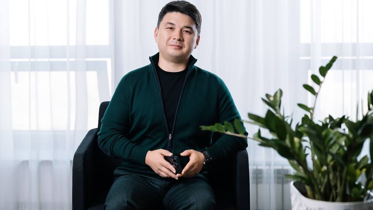 Руслан Асаубаев Руслан Асаубаев, Теле2, сидит в кресле