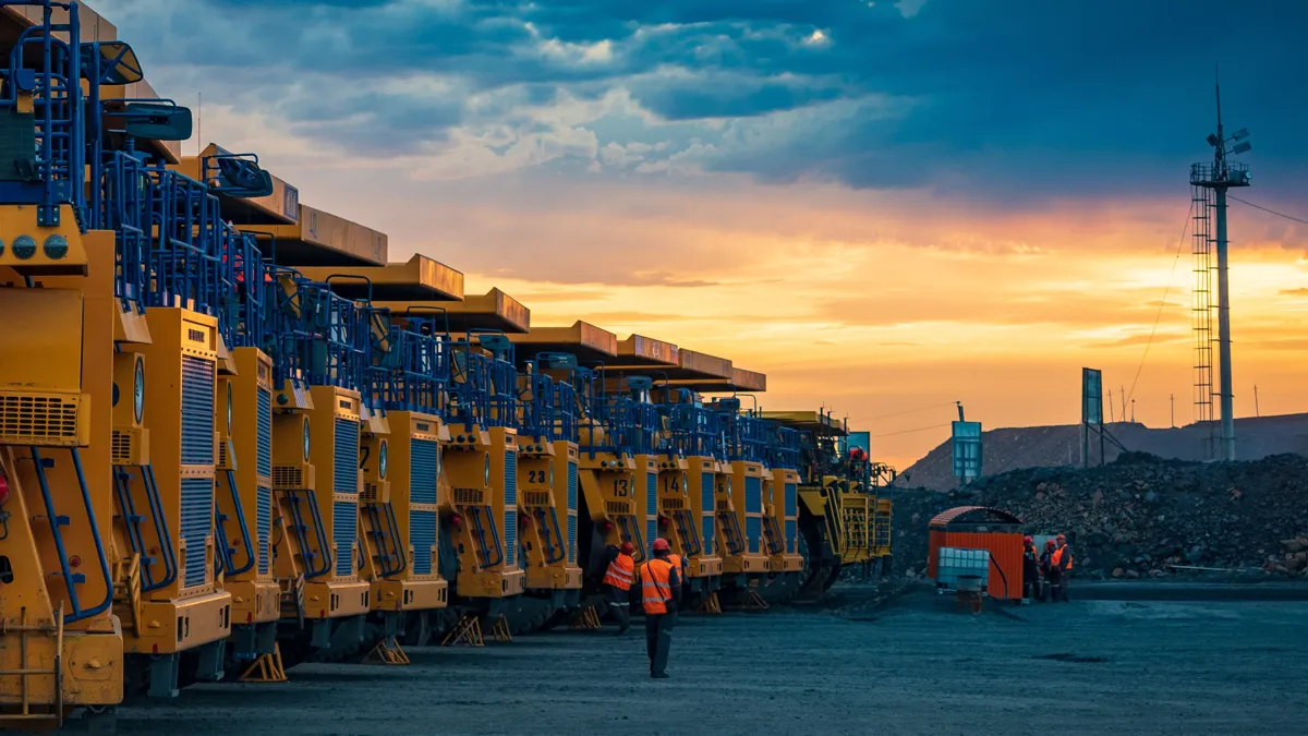 Карьерные самосвалы компании Solidcore Resources на месторождении Кызыл в Казахстане Карьерные самосвалы компании Solidcore Resources на месторождении Кызыл в Казахстане