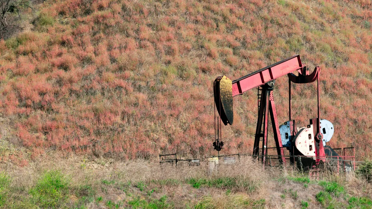 Старая нефтяная вышка