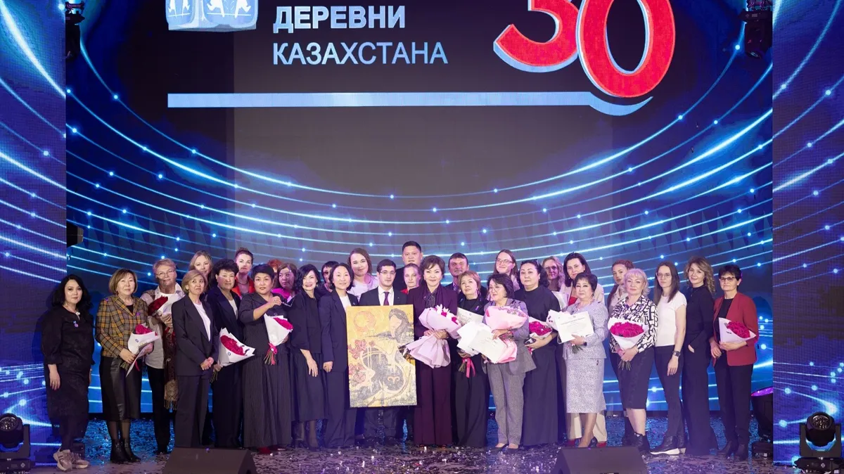 На праздновании Сцена с людьми, празднуют 30-летие SOS детские деревни