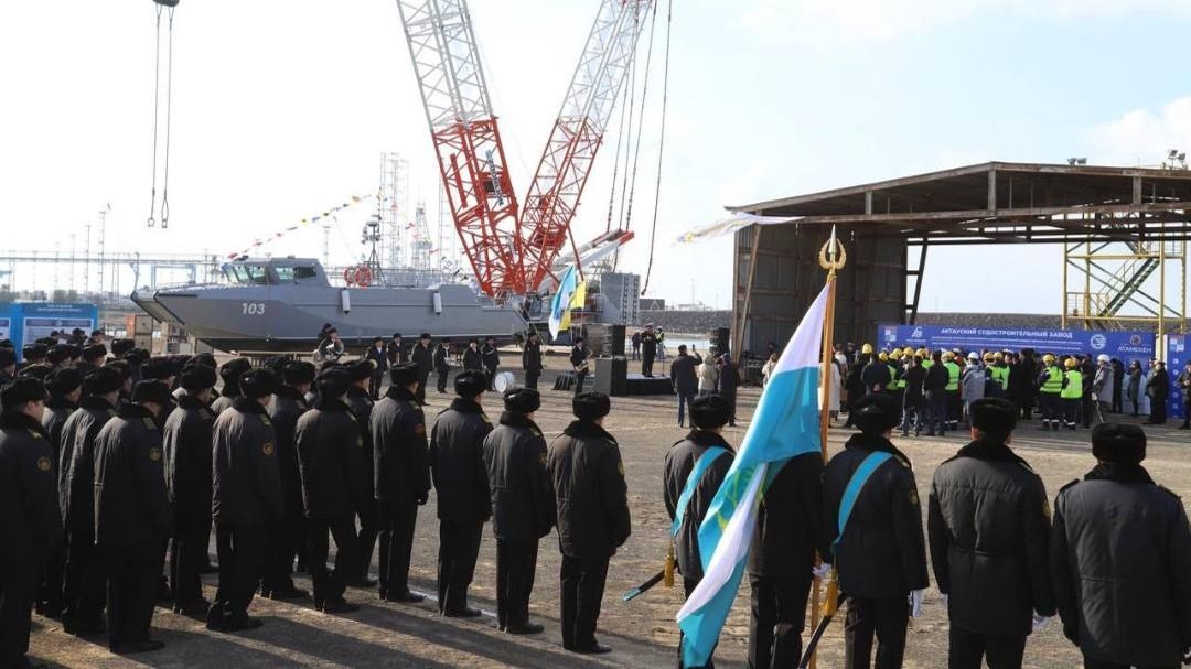 Процесс спуска военного катера на воду
