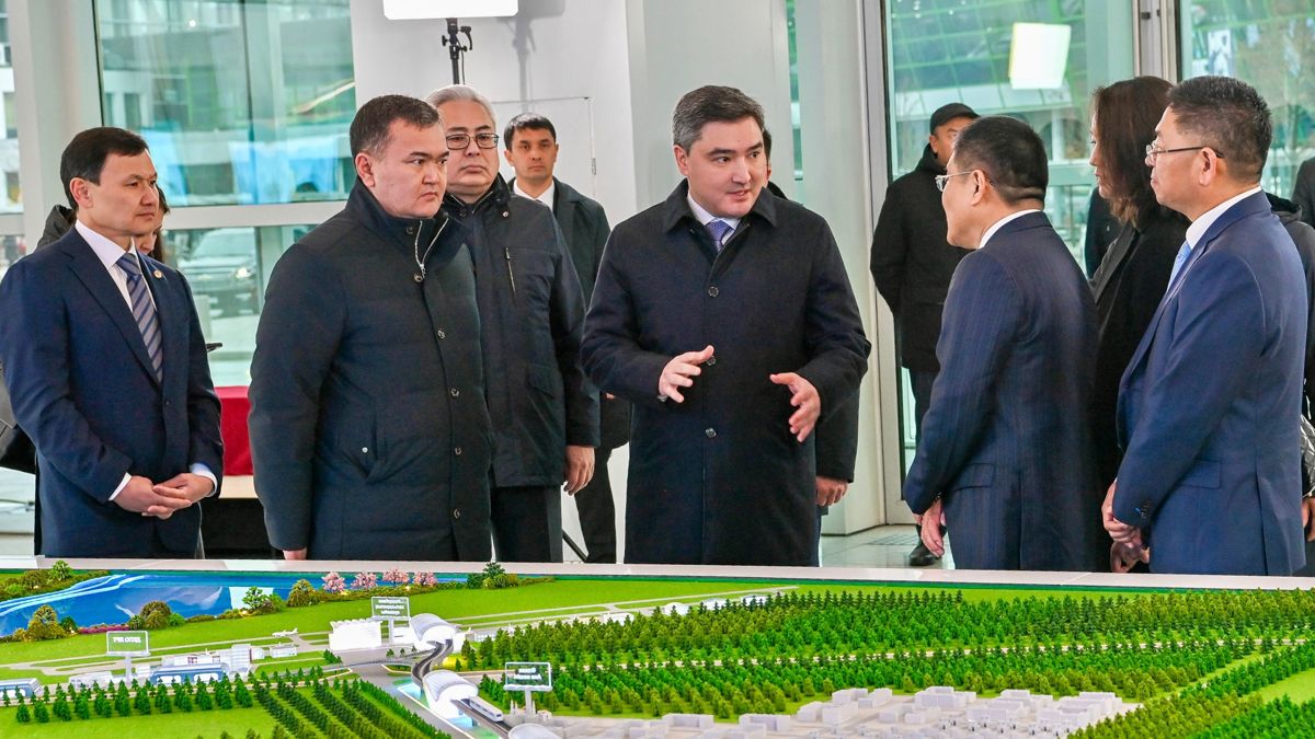Олжас Бектенов проверил ход строительства LRT в столице Олжас Бектенов возле макета LRT