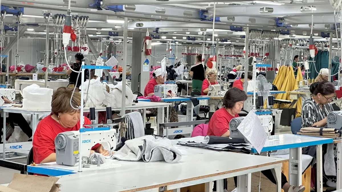 Швейное производство компании AGF Group Швеи за работой, швейное производство компании AGF Group