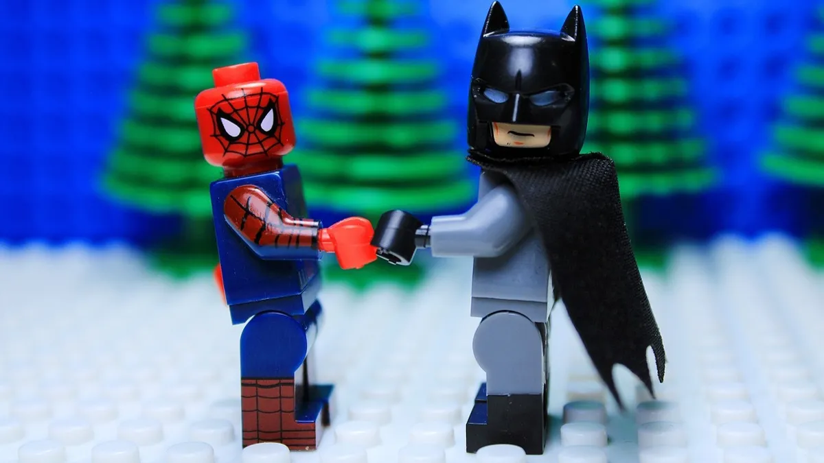Lego Group тоже можно отнести к компаниям, обладающим своей суперсилой Лего, фигурки супергероев - Человека-паука и Бэтмена