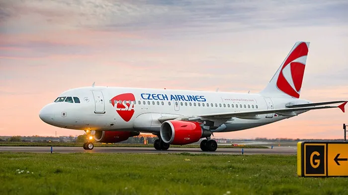 Самолет Czech Airlines, «Чешских авиалиний», бело-красный, на взлетной полосе