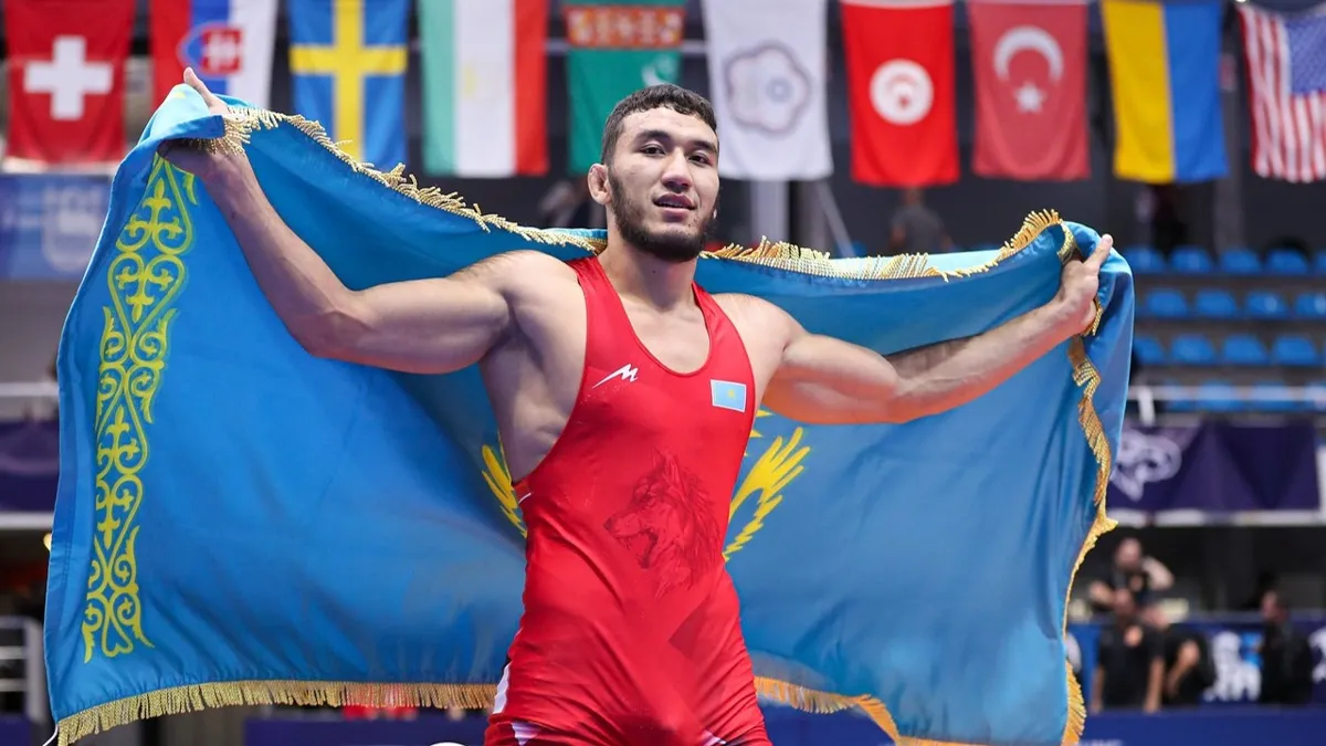 Ризабек Айтмухан с флагом Казахстана