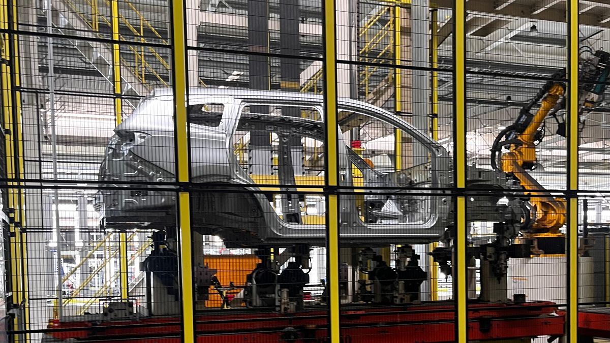 «Полуфабрикат» автомобиля, который полностью собрали роботы «Полуфабрикат» автомобиля, который полностью собрали роботы